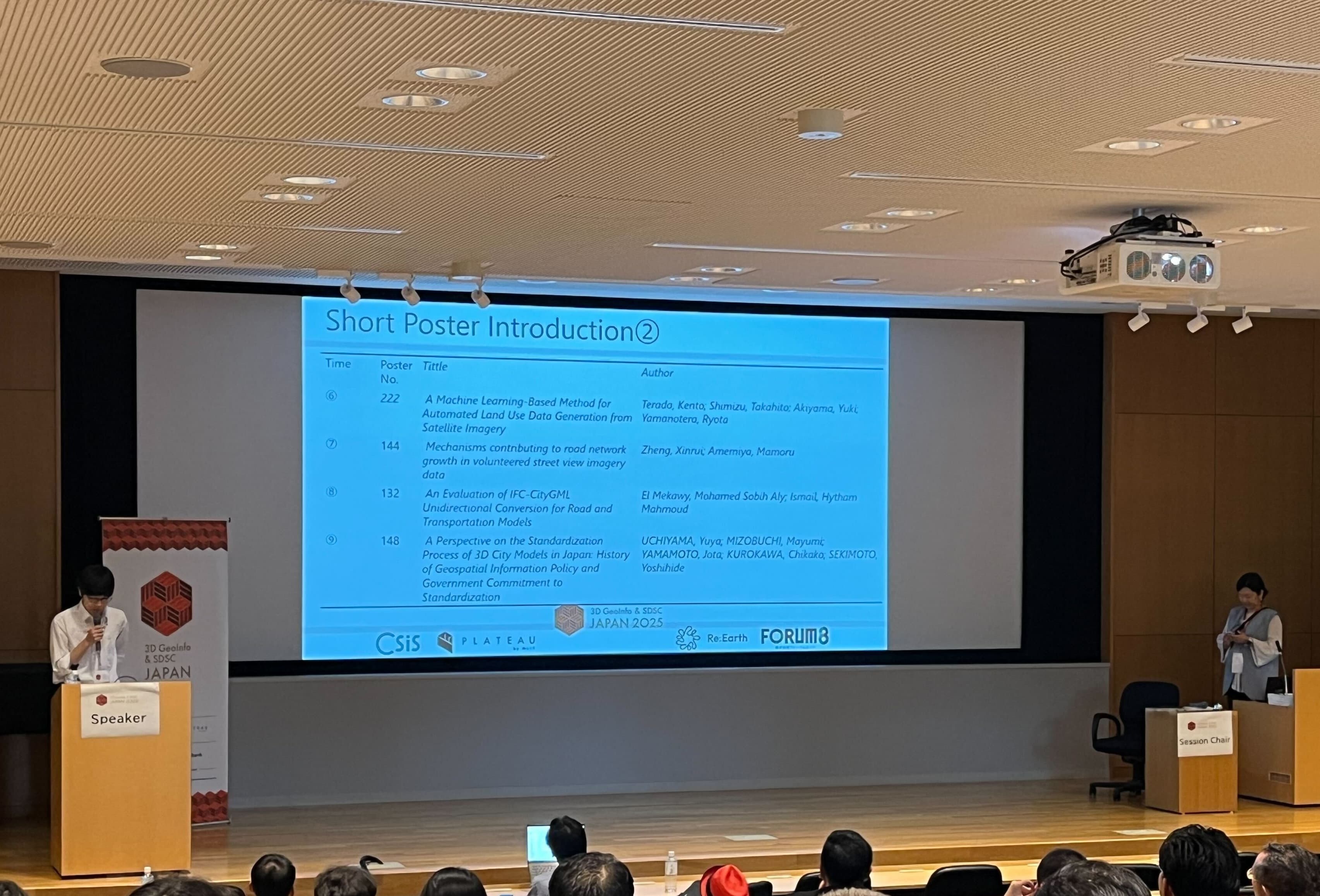 秋山研究室の学生4名が3D GeoInfo & Smart Data Smart Cities 2025で発表を行いました。